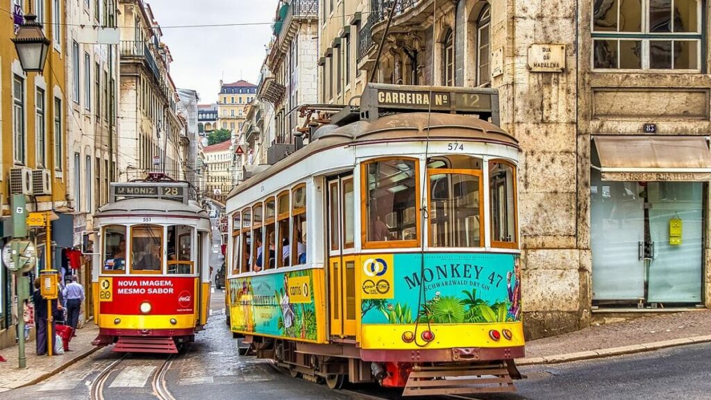 Bondinho colorido em Lisboa capital