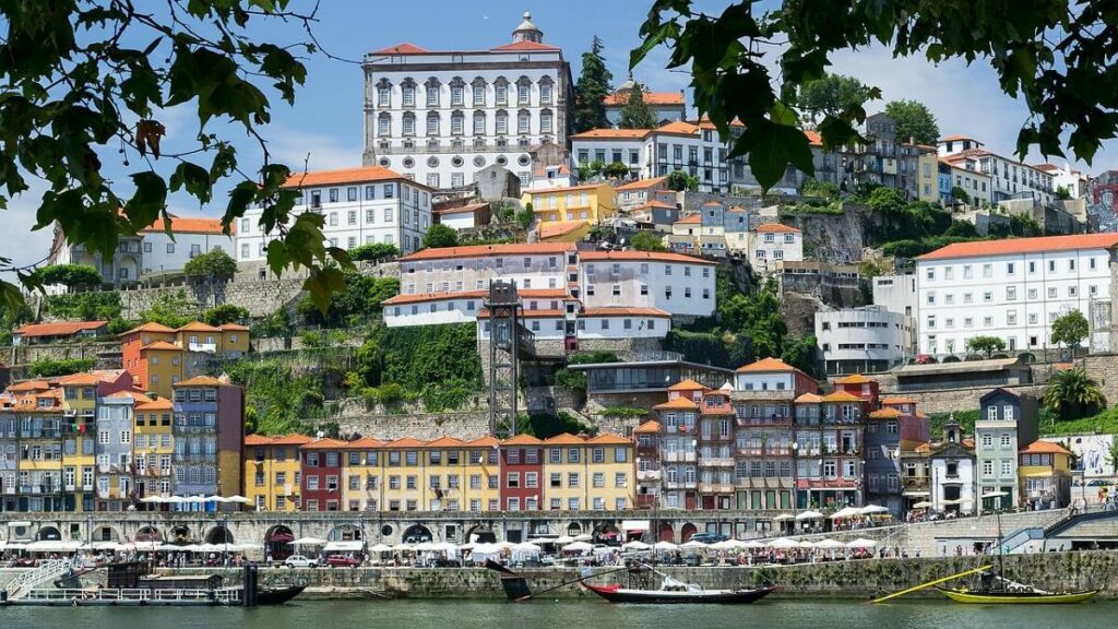 Morro em Porto com muitas casas
