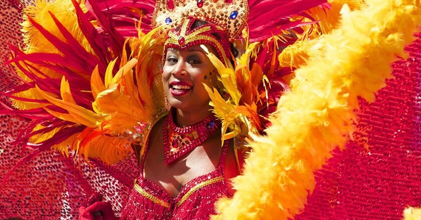 Mulher com fantasia de carnaval no Rio de Janeiro