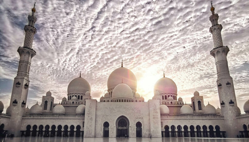 Templo nos Emirados Árabes com muitas nuvens no céu