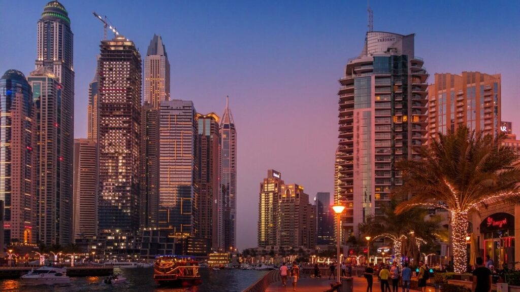 Cidade em um fim de tarde nos Emirados Árabes