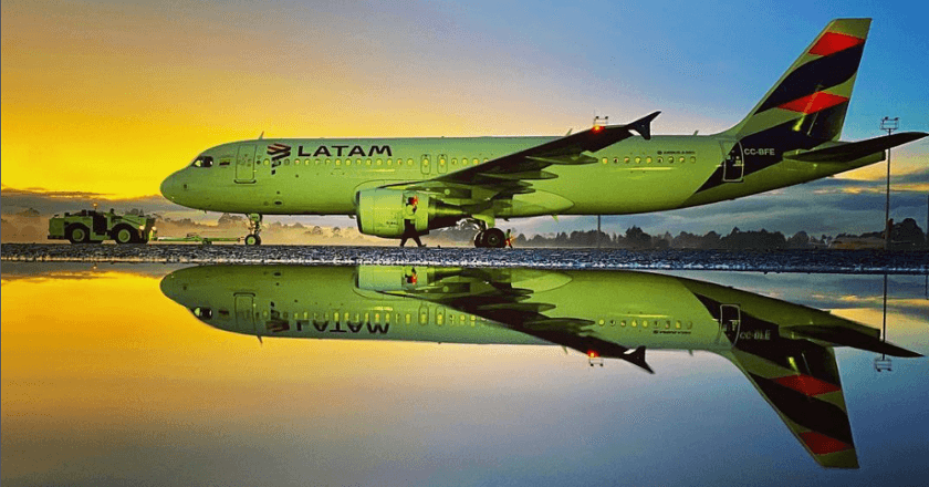 Avião verde da Latam