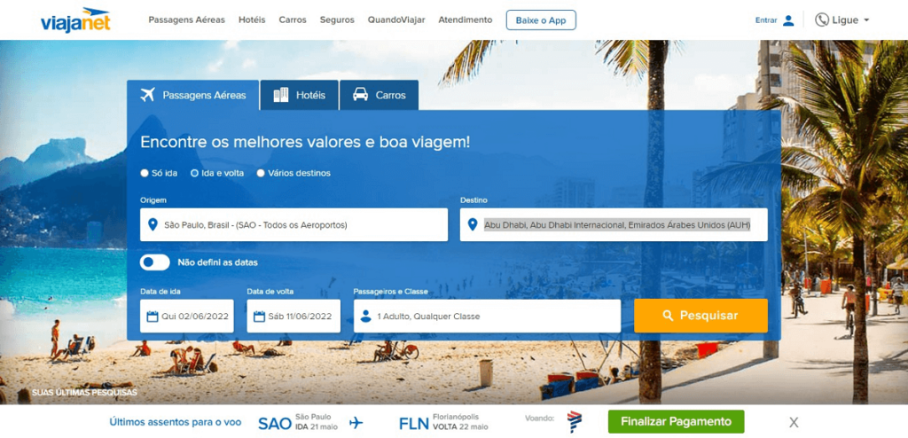 Homepage do site da Viajanet com os campos de busca e ao fundo imagem da praia