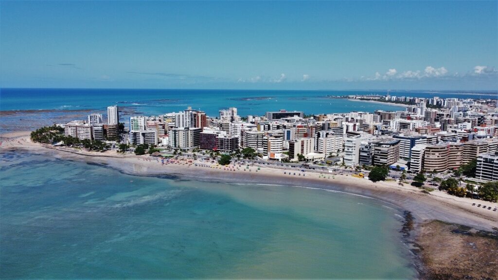 Viagens baratas em Alagoas - Cidade do litoral com mar, faixa de areia e um extenso oceano