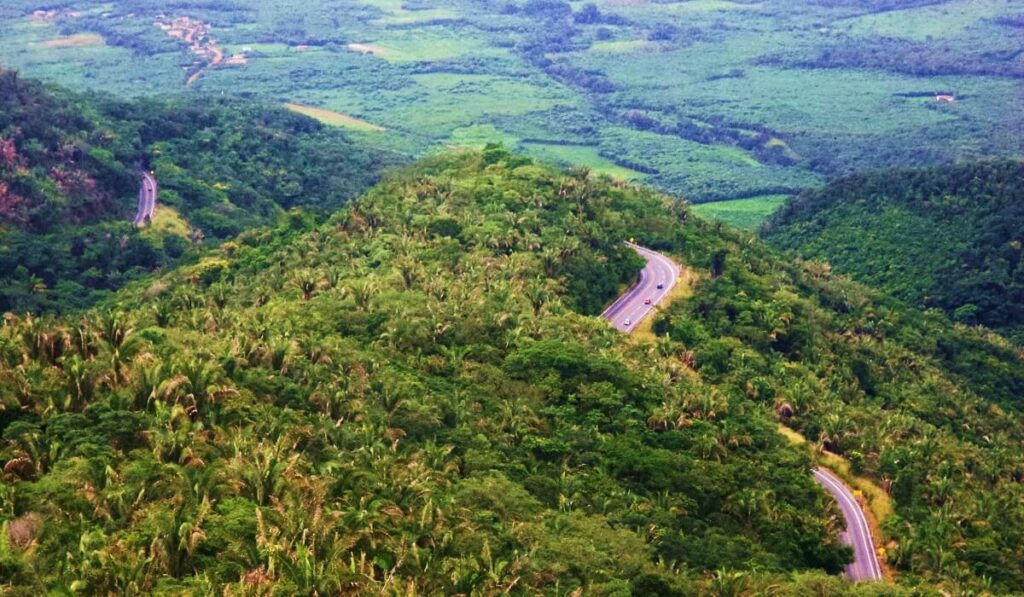 Vegetação nativa de Ibiapaba sendo vista de cima com rodovia asfaltada cortando montanhas e carros andando nas vias