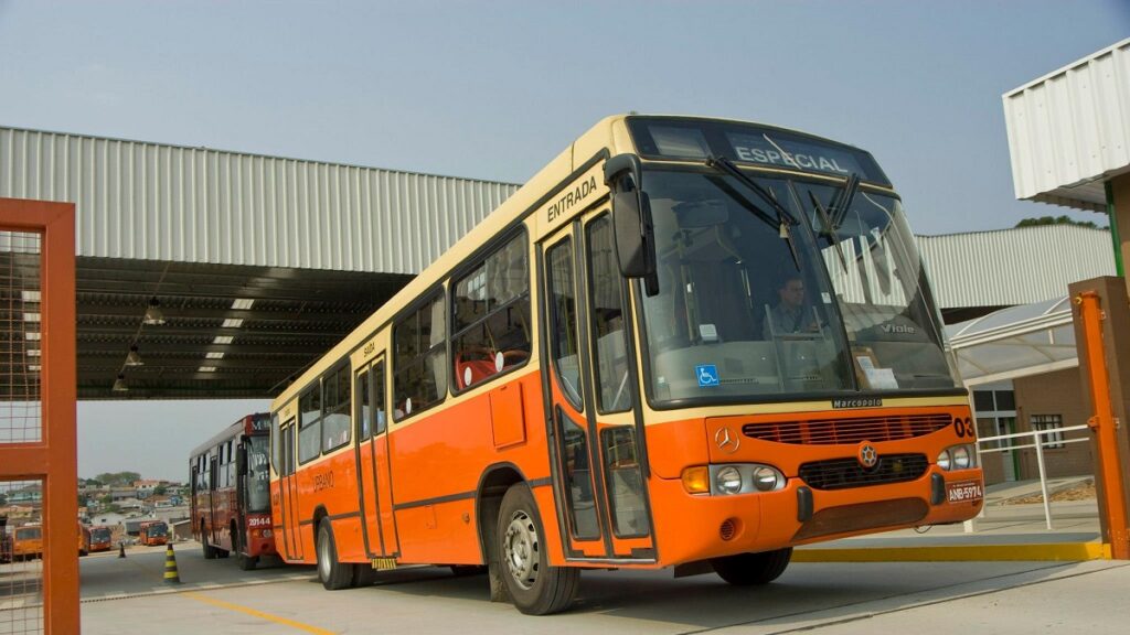 Ônibus Auto Viação São José, laranja estacionado