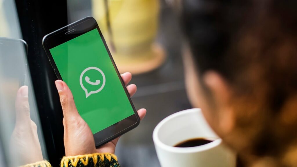 WhatsApp Viação Caieiras, mulher mexendo no celular
