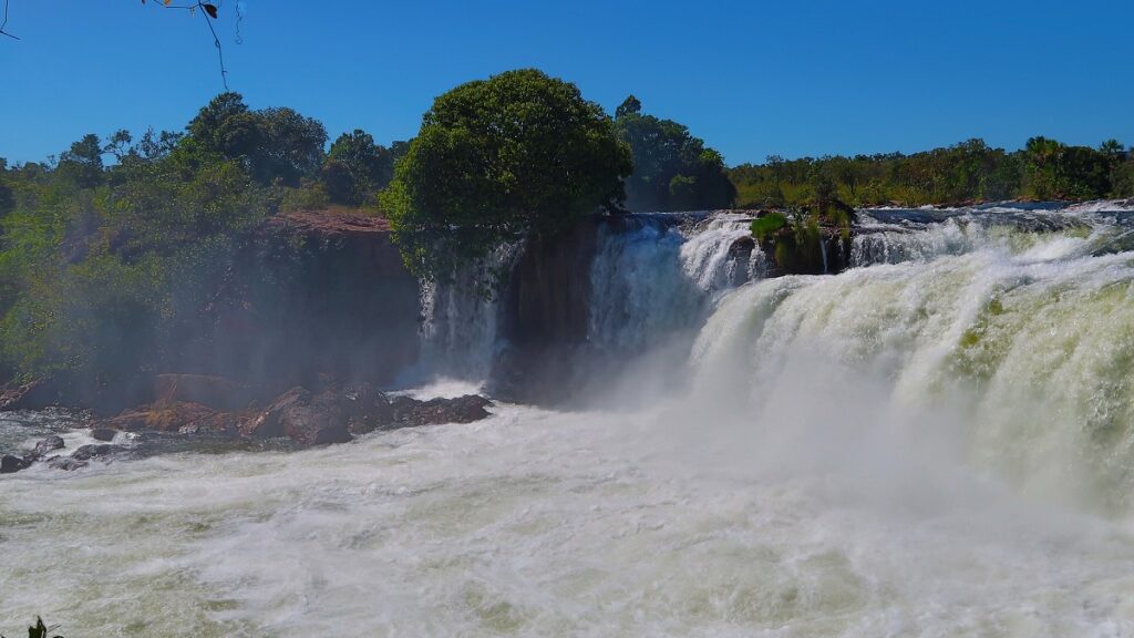 Imagem da Cachoeira da Velha, quedas de águas no Tocantins