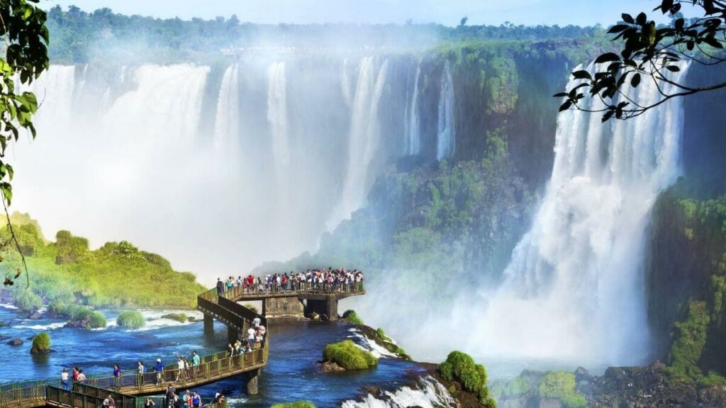 Cataratas e Foz do Iguaçu. Cataratas com muita água caindo