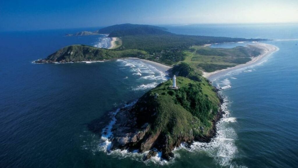Ilha do Mel no Paraná. Foto vista de cima por toda a ilha e viagens baratas no Paraná