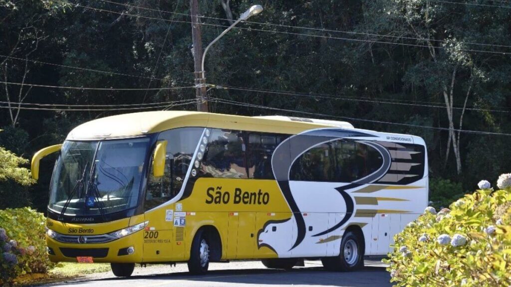 Ônibus Viação São Bento. Ônibus amarelo e branco 