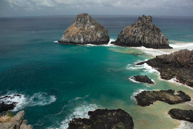 Ilha de Fernando de Noronha, águas cristalinas e pedras.
