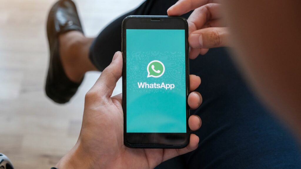 WhatsApp Viação Bragança, homem mexendo no celular