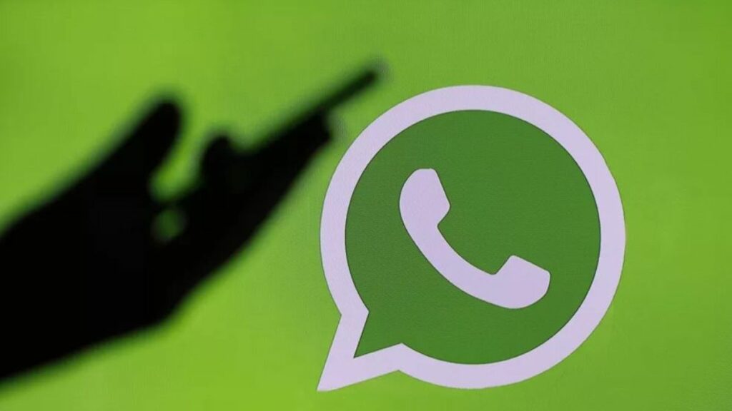 WhatsApp Viação Jauá. Pessoa segurando um celular