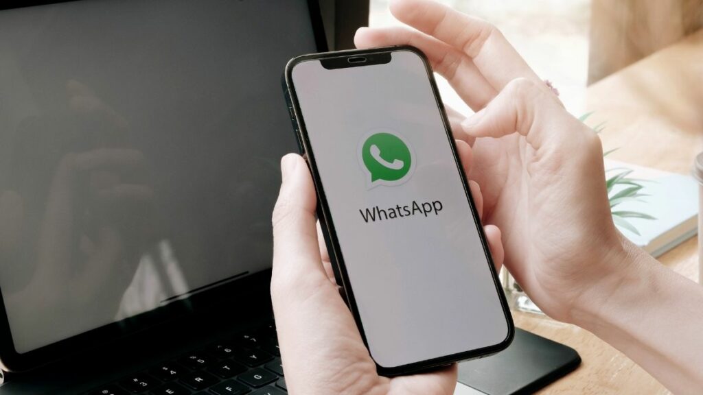 WhatsApp Viação Umuarama, homem mexendo no celular