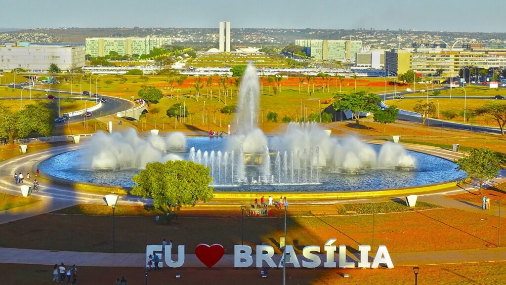Morar no Distrito Federal e conhecer o Letreiro da cidade de Brasília (DF)