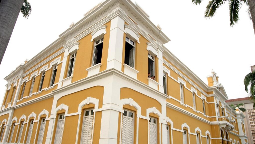 Edifício amarelo de arquitetura exuberante em Cuiabá