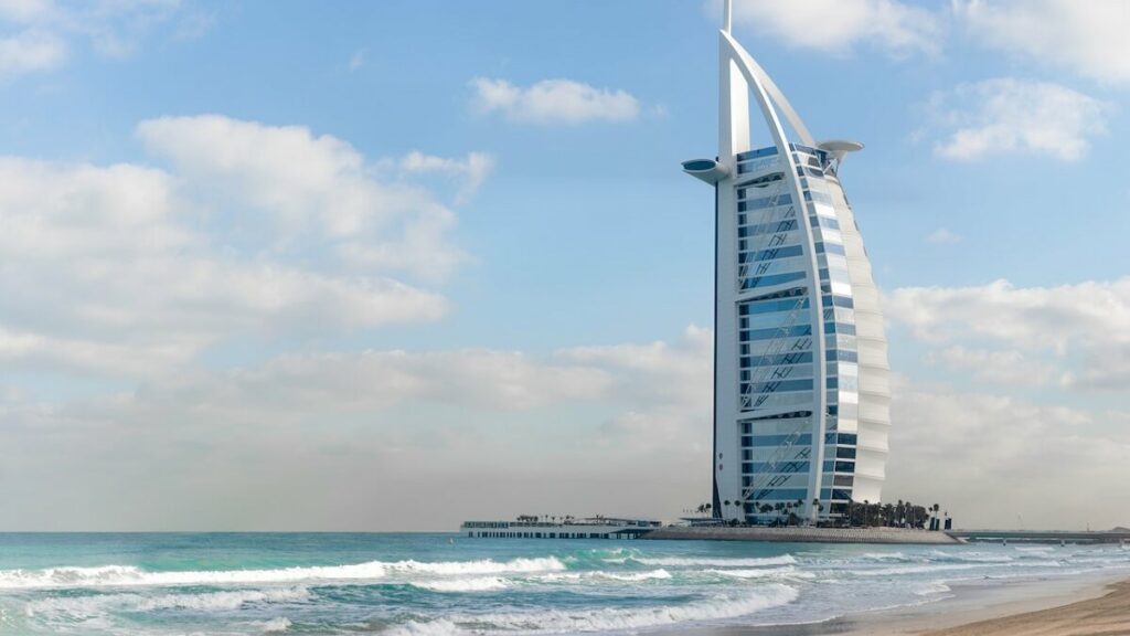 Prédio alto na beira mar de Dubai