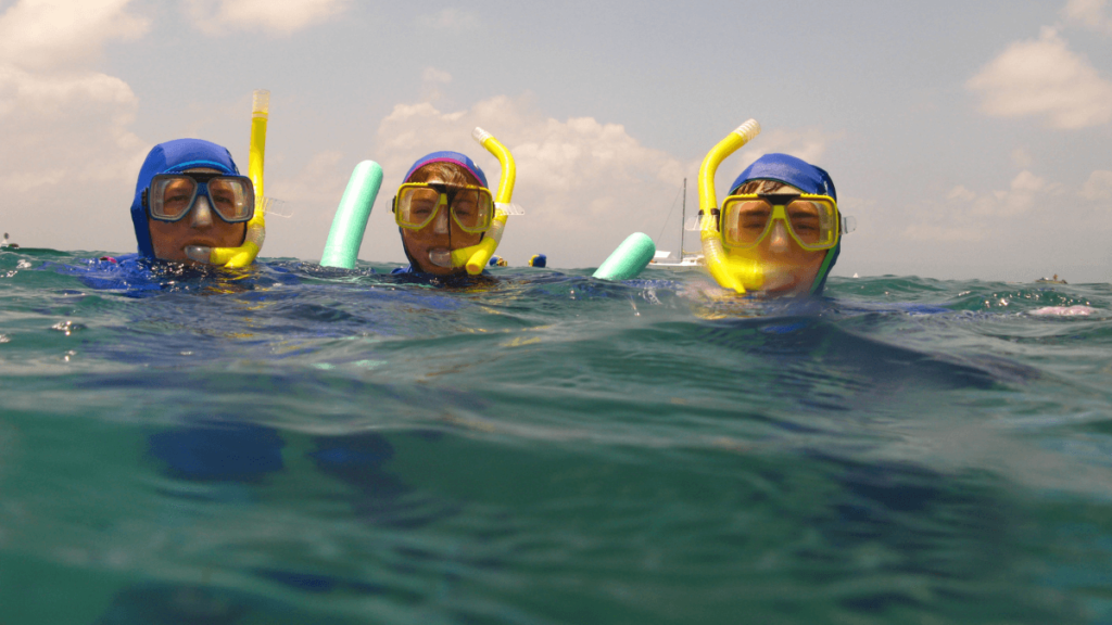 3 pessoas praticando Snorkeling