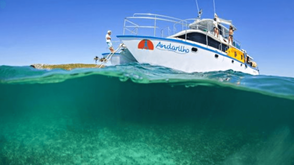 Barco nas águas de Abrolhos