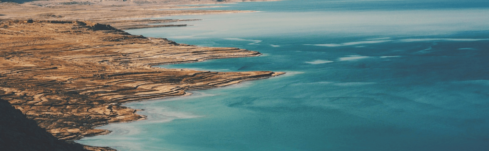 visão panorâmica do Mar Morto, contraste do deserto marrom com o oceano azul
